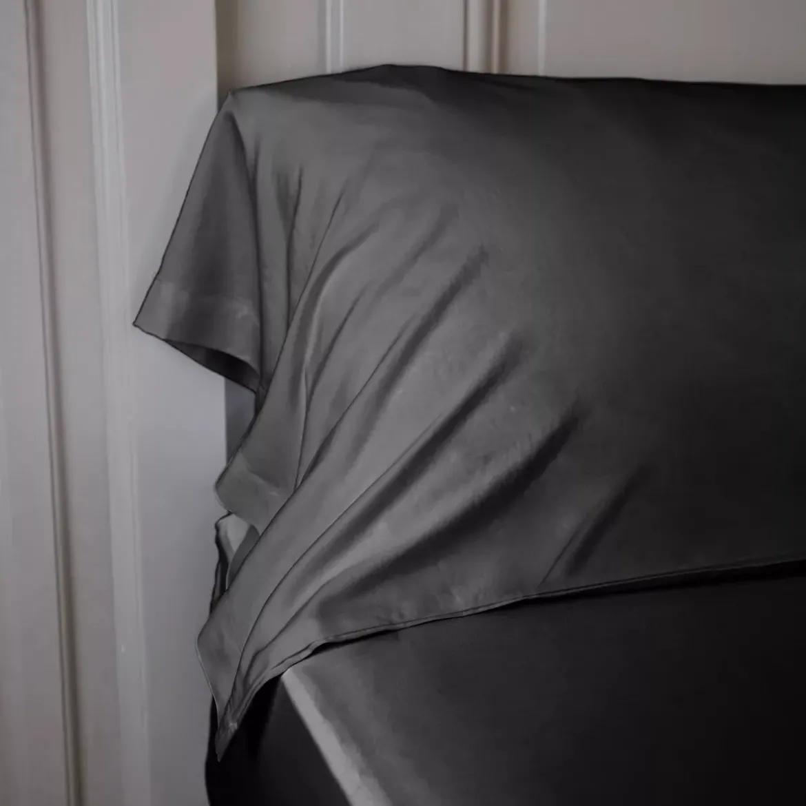Federa cuscino a rullo in raso di bambù (L185 cm) Sienna Nero