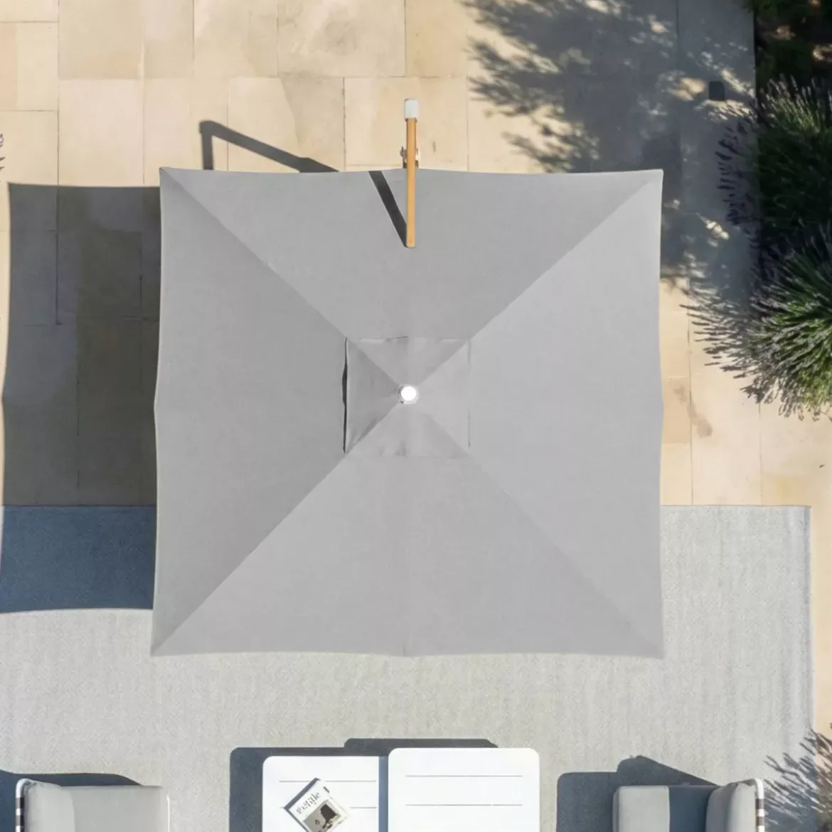 Ombrellone decentrato quadrato in alluminio con base (3 x 3 m) Elyra effetto legno e Grigio