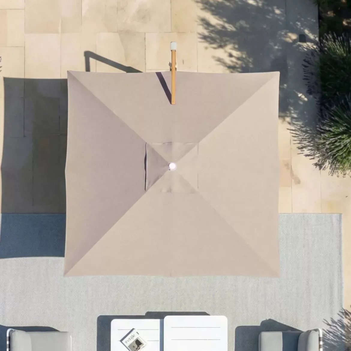 Ombrellone decentrato quadrato in alluminio con base (3 x 3 m) Elyra effetto legno e Tortora