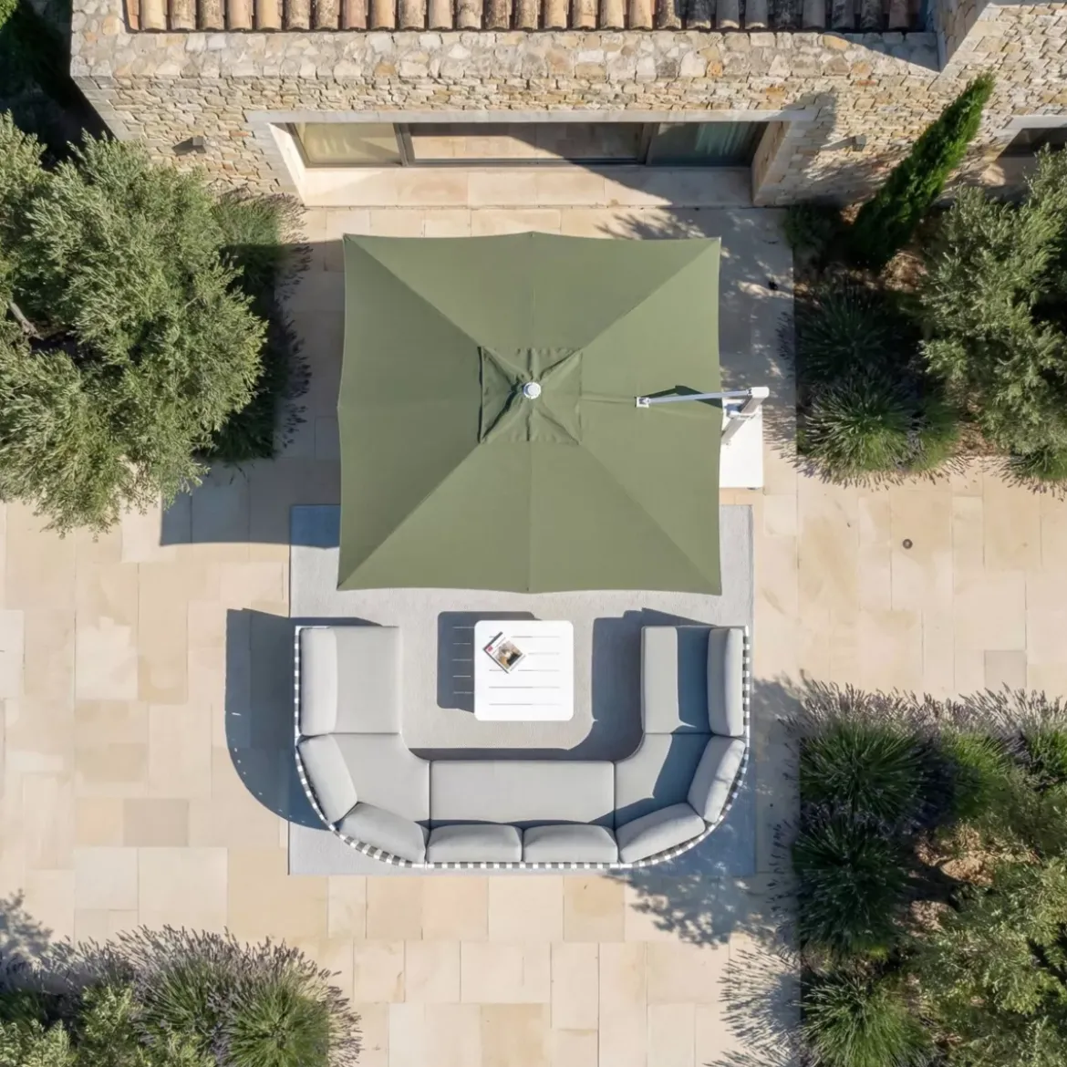 Ombrellone decentrato quadrato in alluminio con base (3 x 3 m) Elyra Metallico lucido e Verde oliva