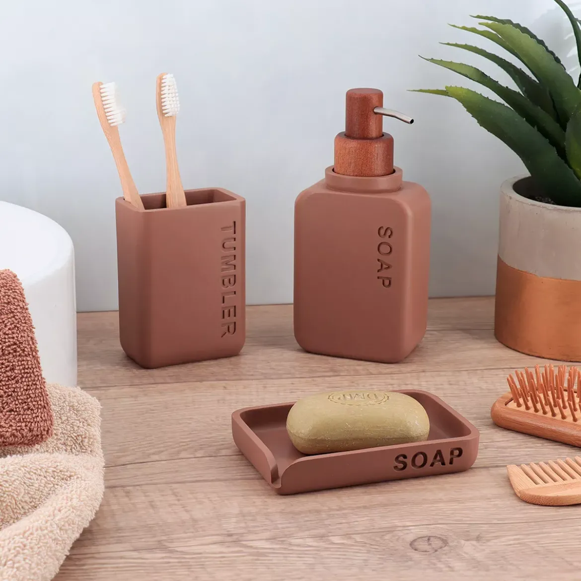 Set bicchiere distributore e porta sapone in poliresina incisa Sia Marrone mocha