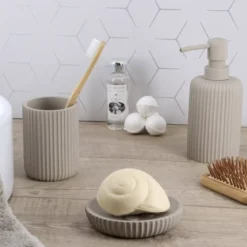 Set di accessori bagno in resina Strié Tortora