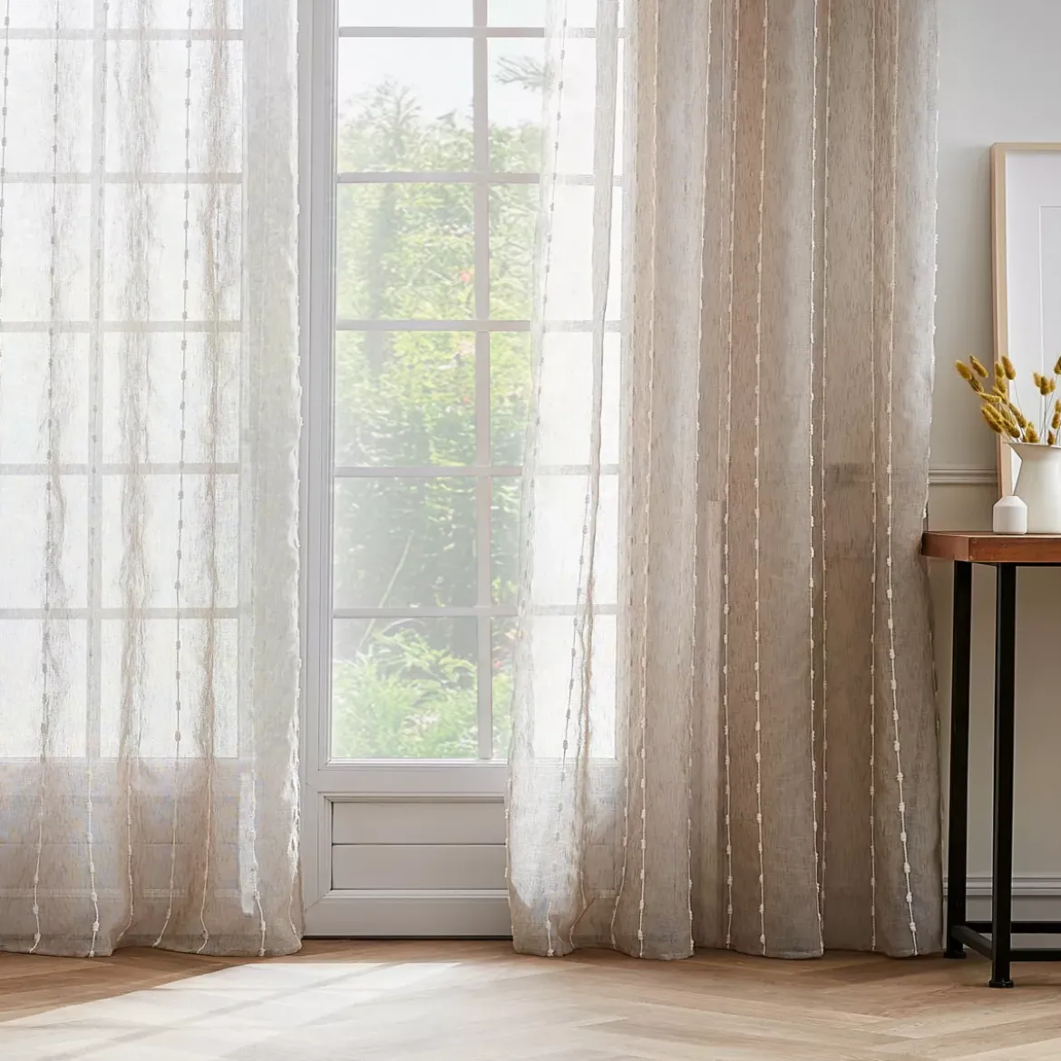 Tenda trasparente con passanti nascosti e pon pon (140 x 240 cm) Axel Beige