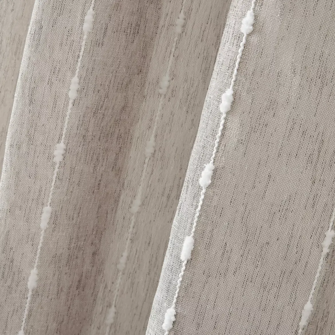 Tenda trasparente con passanti nascosti e pon pon (140 x 240 cm) Axel Beige